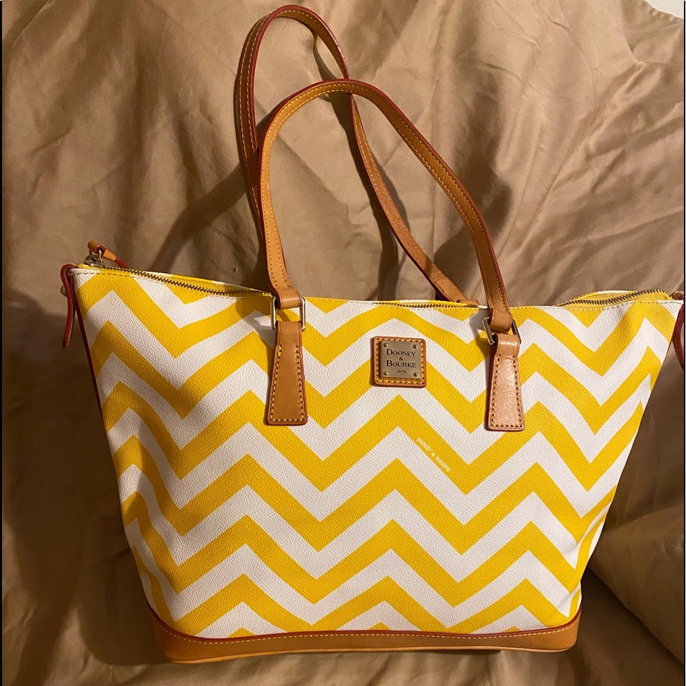 DB yellow & white purse with matching accessory